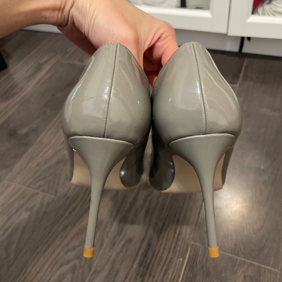 【SOLD】Grey patent pump 85mm size 38 - Picture 3 of 5